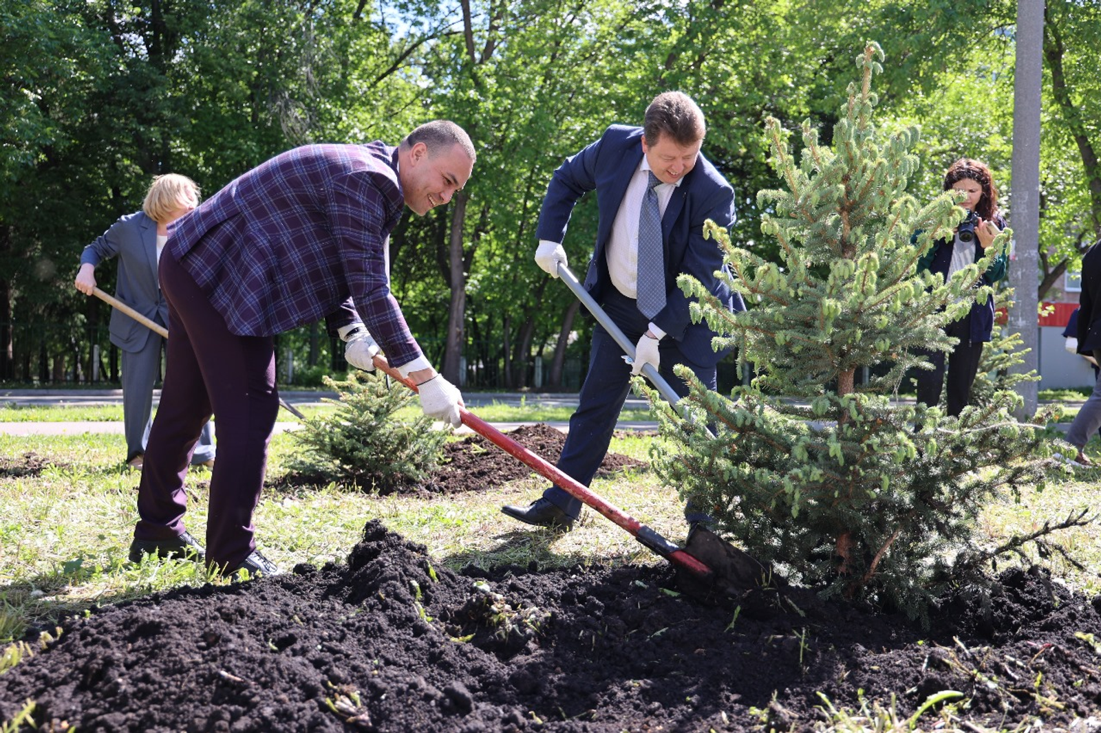 В Уфимском машиностроительном колледже посадили аллею деревьев