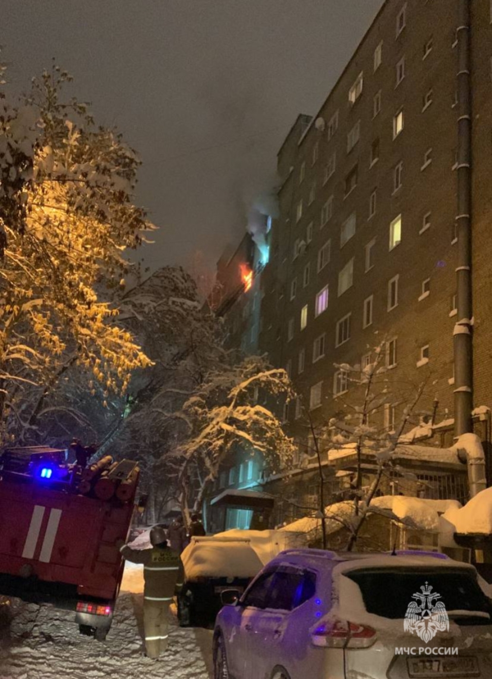В Уфе пожарные спасли 16 человек из горящей девятиэтажки. Один из них пострадал