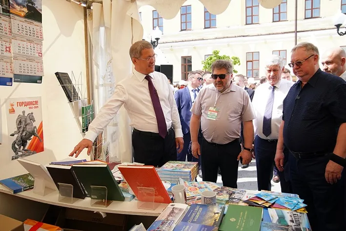 Радий Хабиров посетил книжную ярмарку «Китап-байрам» в Уфе
