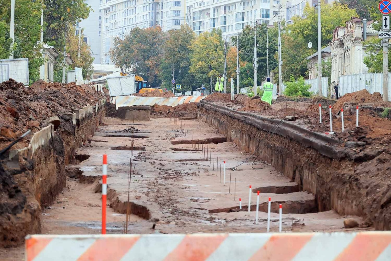 Александр ДАНИЛОВ  Ямы в раскопе — это следы фундаментов старинных зданий, расположены посередине нынешней проезжей части.