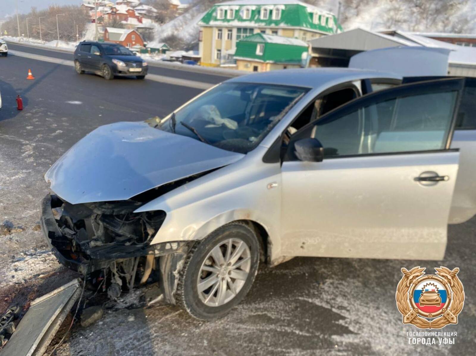 В Уфе водитель иномарки врезался в столб. Госпитализирован пассажир