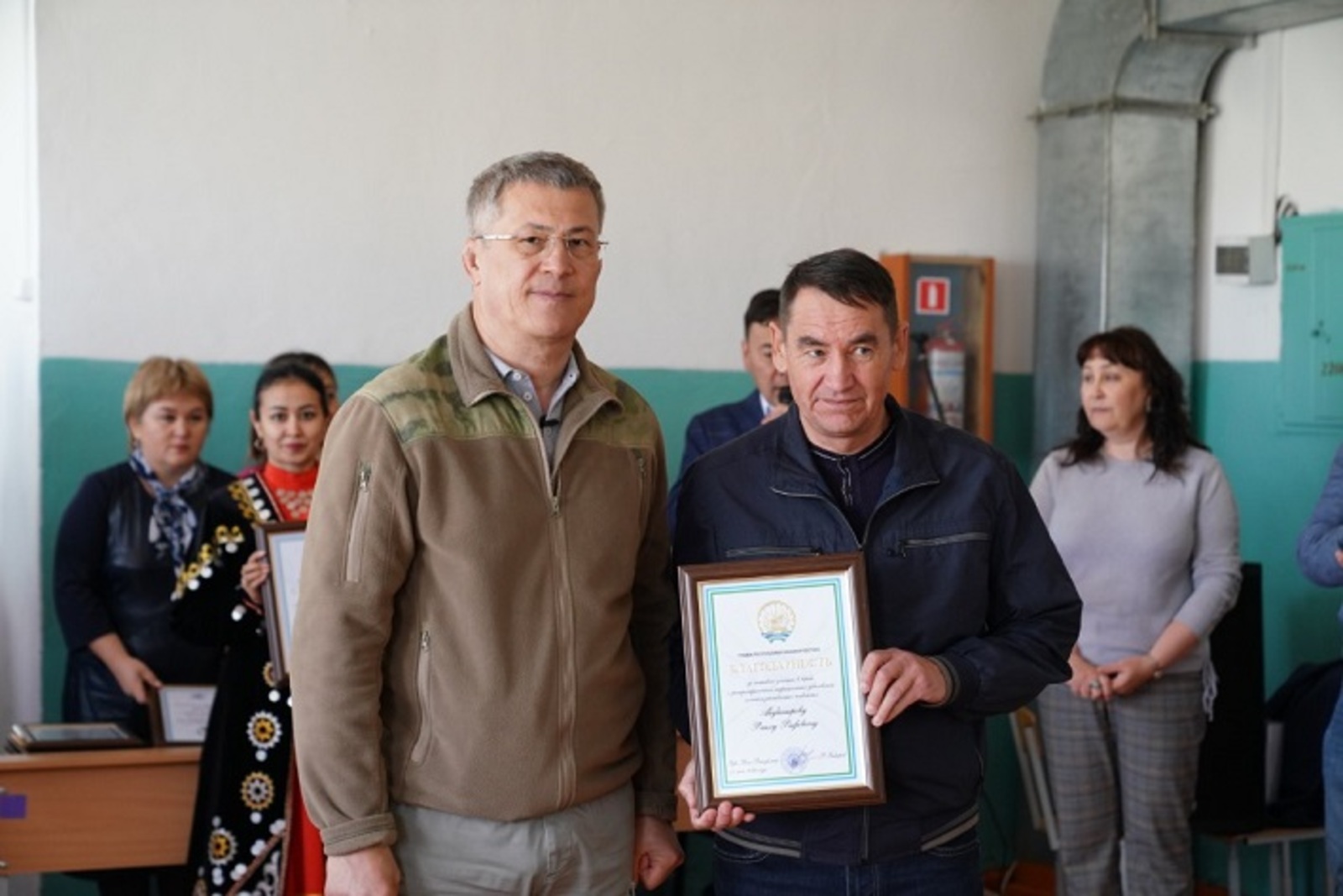 Радий Хабиров наградил 14 жителей за участие в ликвидации очага опасной инфекции