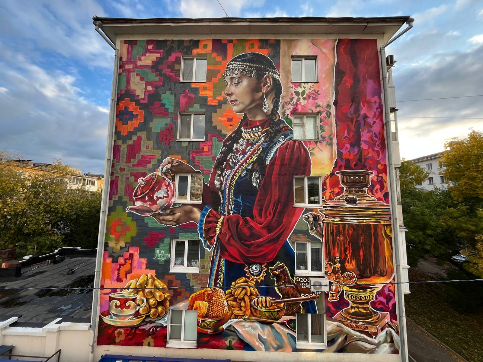 В Уфе появился новый мурал «Чаепитие»