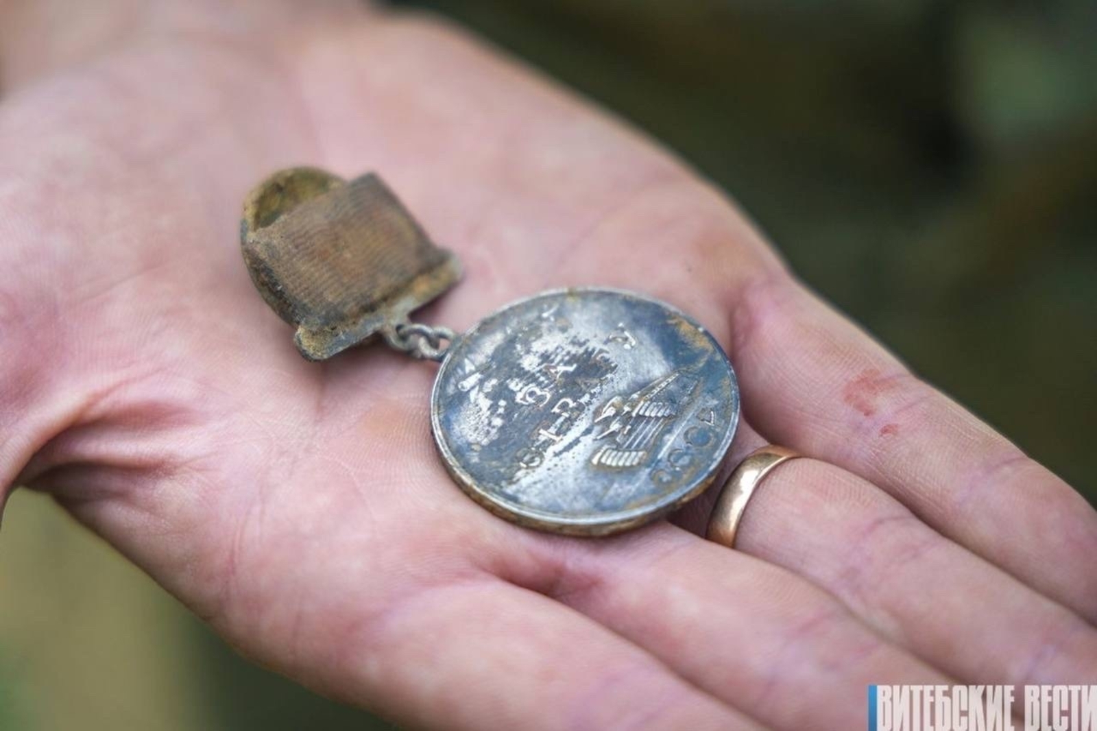 Спустя годы: Радий Хабиров вручил внукам фронтовика найденную в Беларуси медаль