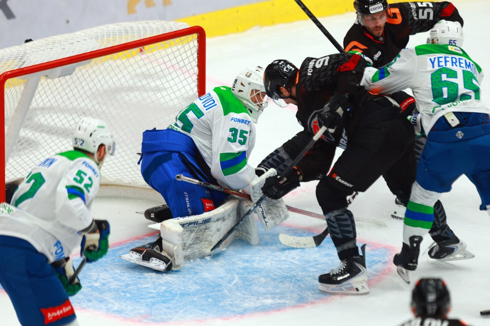 пресс-служба ХК «СЮ»  В матче с «Авангардом» омичи, словно черные вороны, постоянно «вились» над воротами уфимцев.