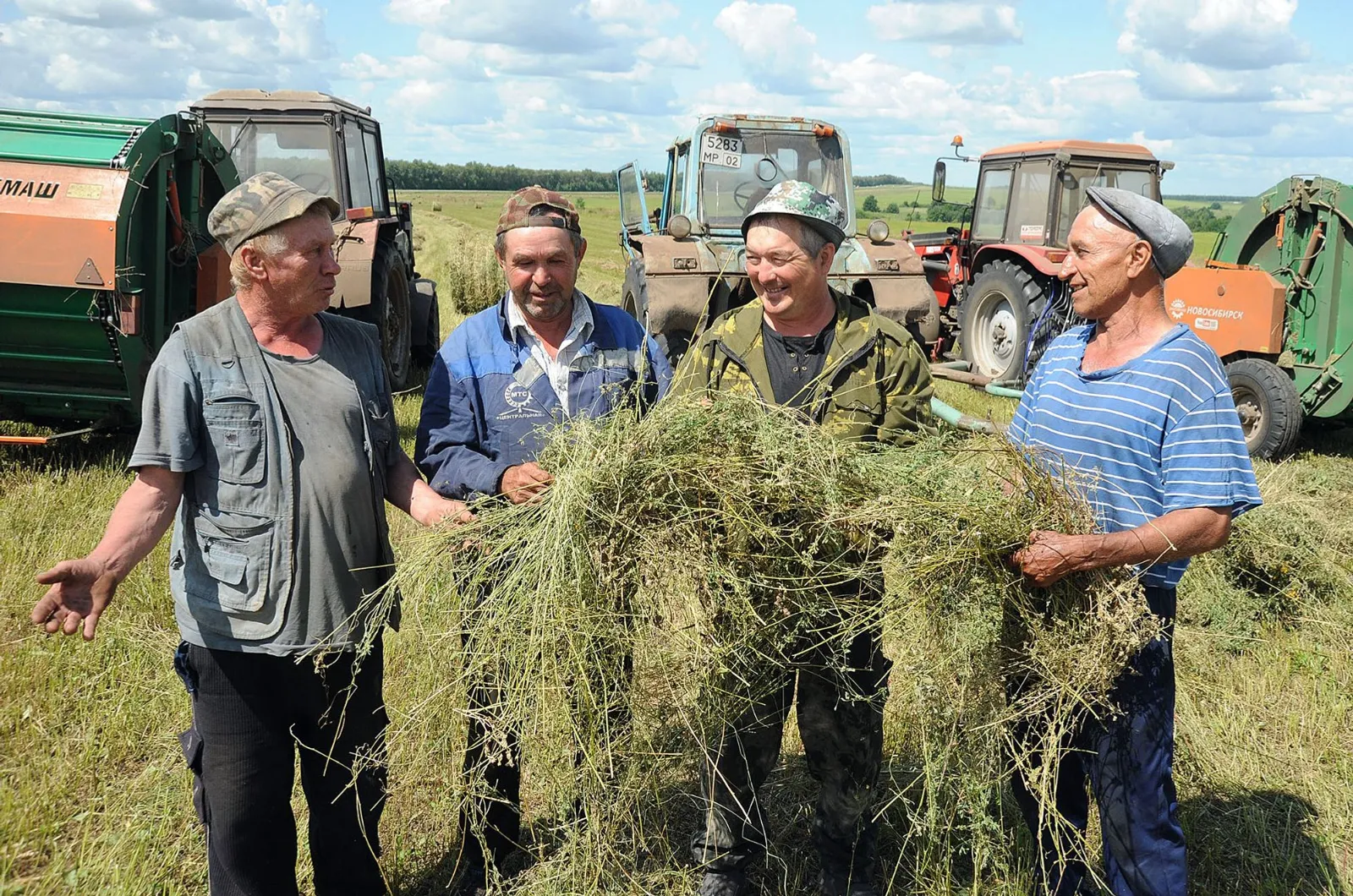 Ринат РАЗАПОВ На кормовом поле СП «Колос» сейчас горячая пора.