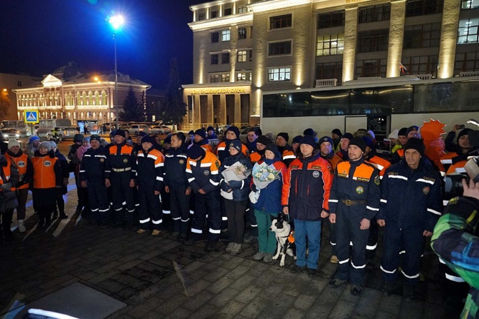 Вернувшихся из Турции спасателей-добровольцев встретили на Советской площади в Уфе