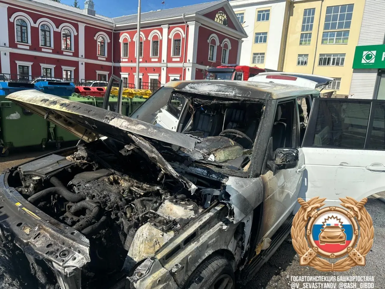 В Уфе сгорел брошенный возле торгового центра после ДТП внедорожник