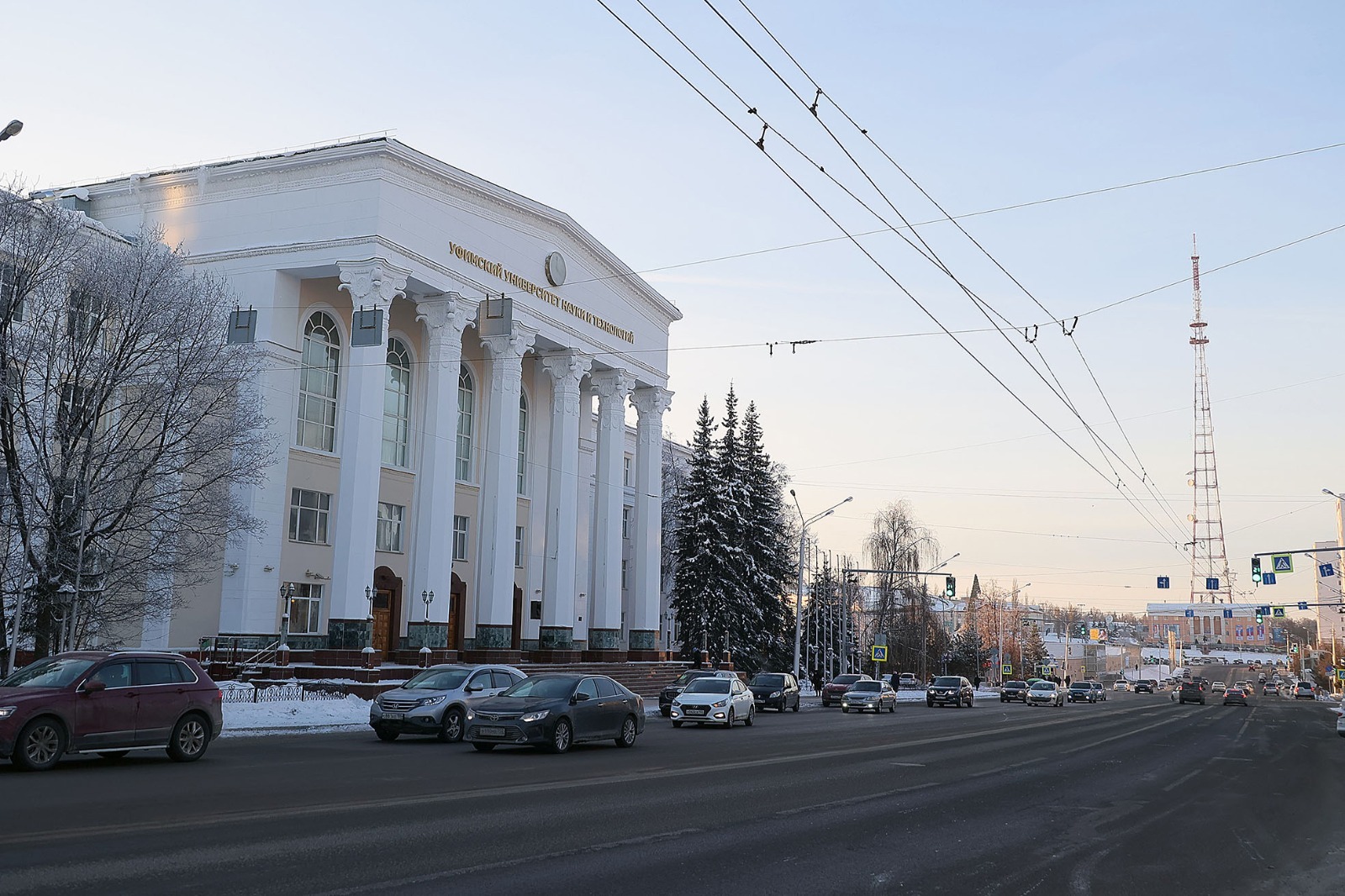 Александр ДАНИЛОВ  Главный корпус БГУ и здание телецентра в Уфе, построенные во второй половине 1950-х годов, — из тех объектов, которые сегодня принято называть юбилейными.