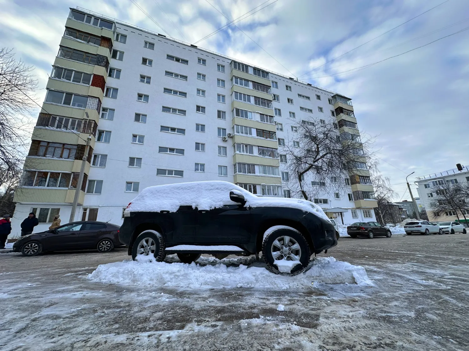 Ильгиз РАФИКОВ  Чистить дворы вовремя мешают оставленные автомобили.
