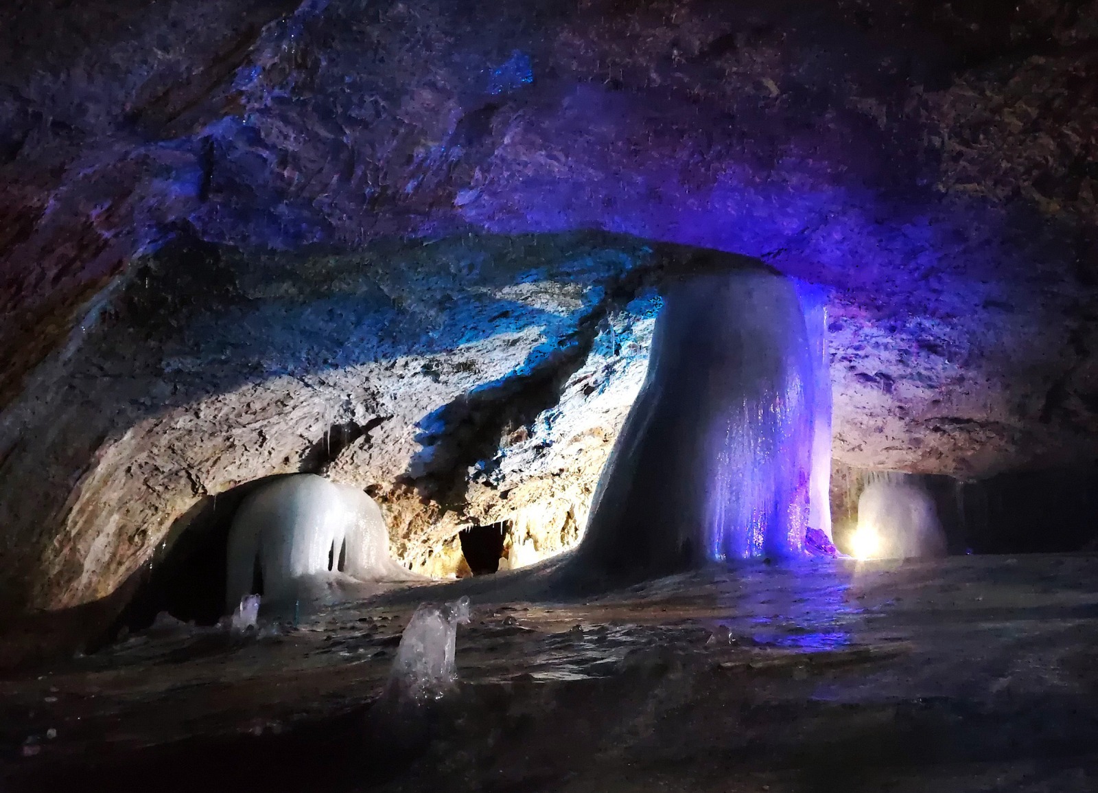автора Ледяной сталагнат причудливо освещен.