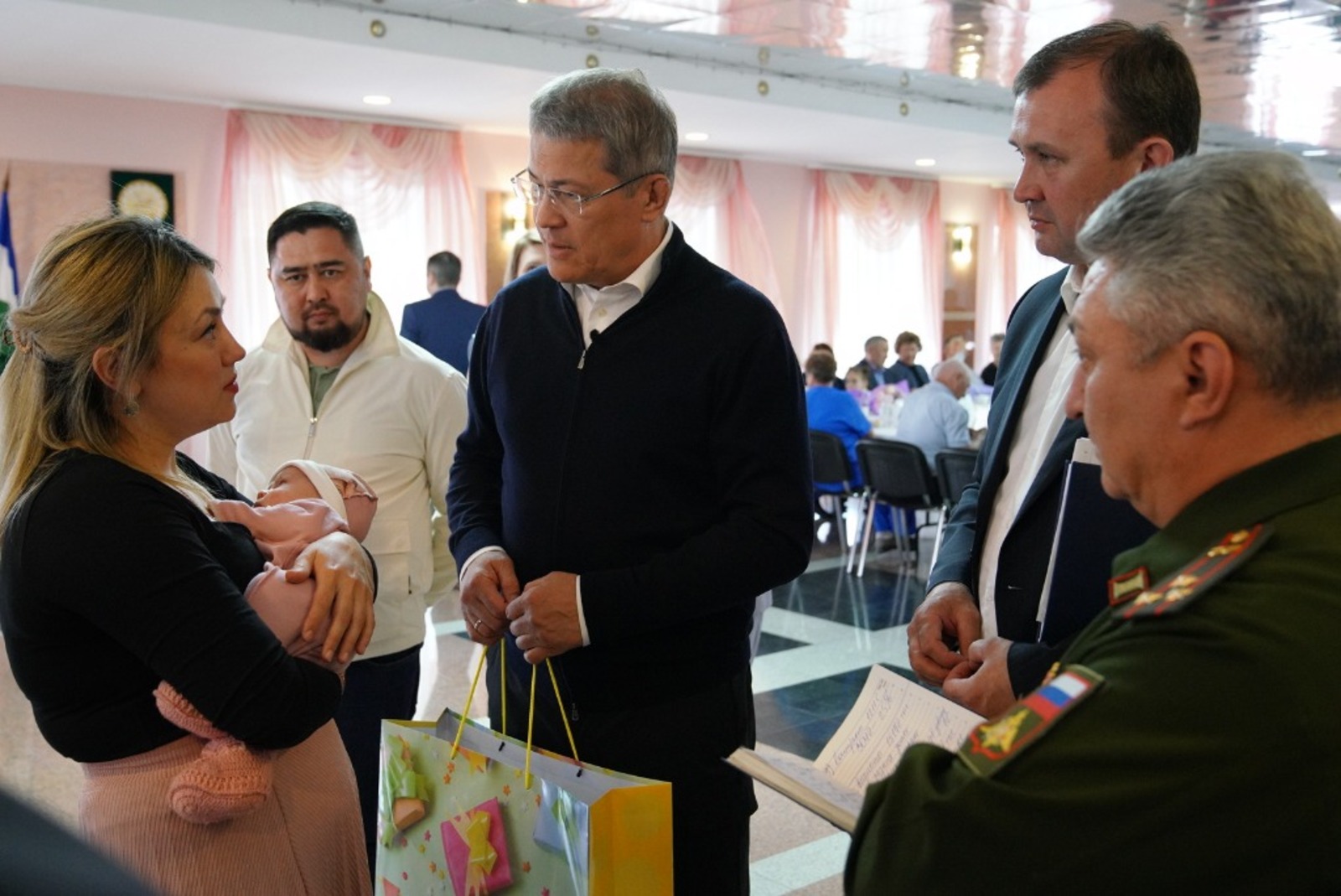Глава Башкирии передал награды семьям воинов, погибших в зоне СВО