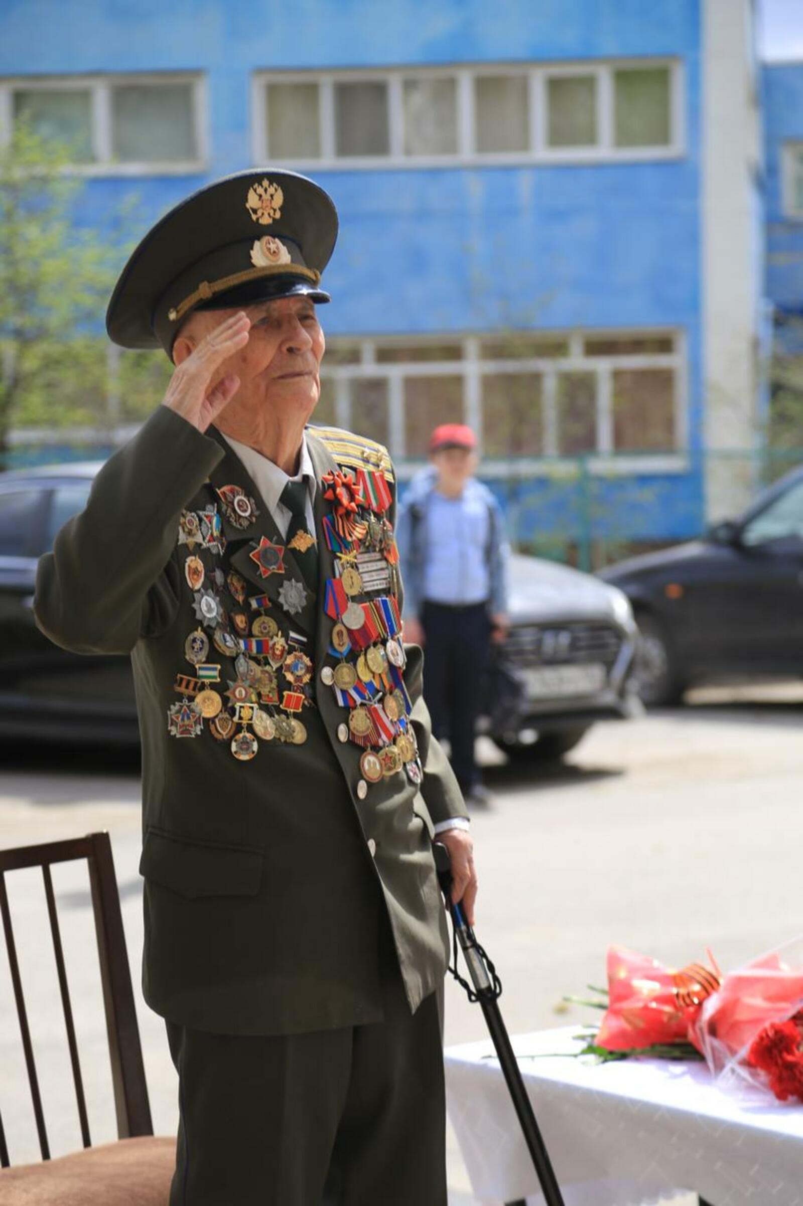 В Уфе сотрудники Следкома и кадеты провели персональный парад для 99-летнего ветерана Великой Отечественной войны