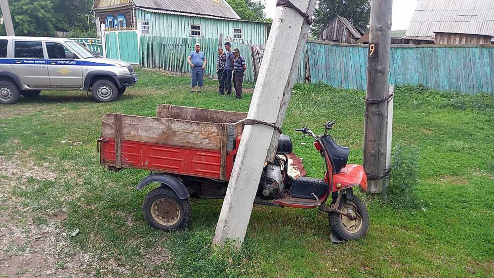 В Башкирии водитель мотороллера врезался в столб и погиб