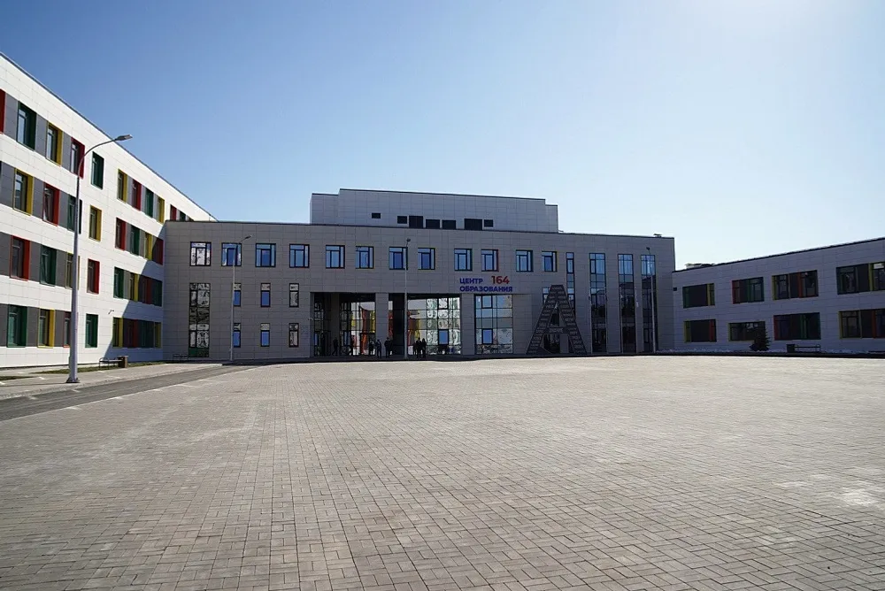 пресс-службы главы РБ Новый центр образования № 164 в Уфе — это самая большая школа в ПФО, рассчитанная на 2 200 учащихся.