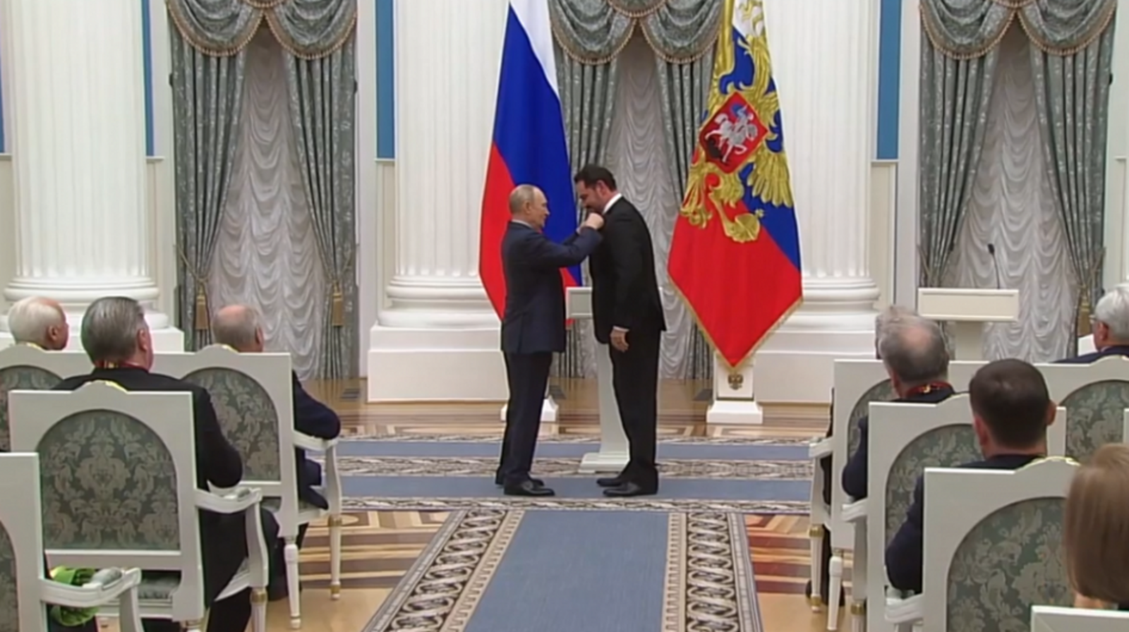 Путин вручил Ильдару Абдразакову государственную награду в Кремле