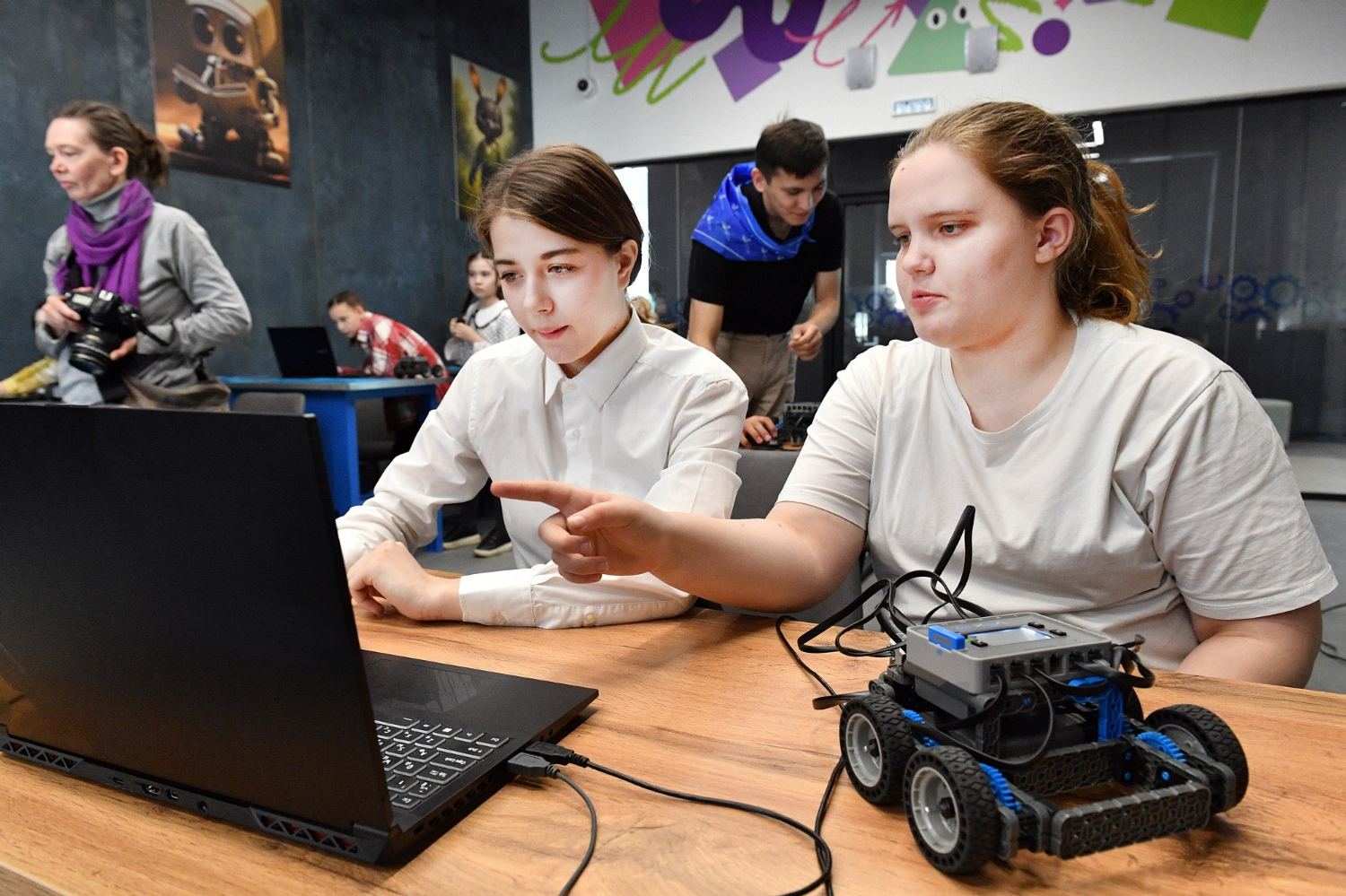 Альберт ЗАГИРОВ Школьники впервые в жизни программируют роботов.