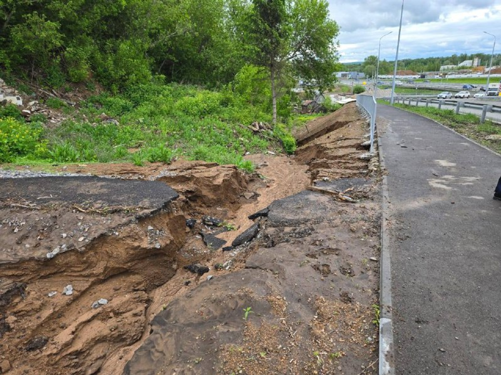 В Уфе из-за ливня размыло дорогу на улице Генерала Рыленко