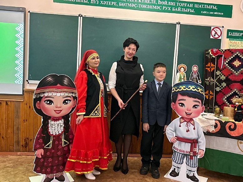 из архива школы № 21 Директору краснолучской школы Ирине Лысовой белорецкие шестиклассники продемонстрировали игру на курае.