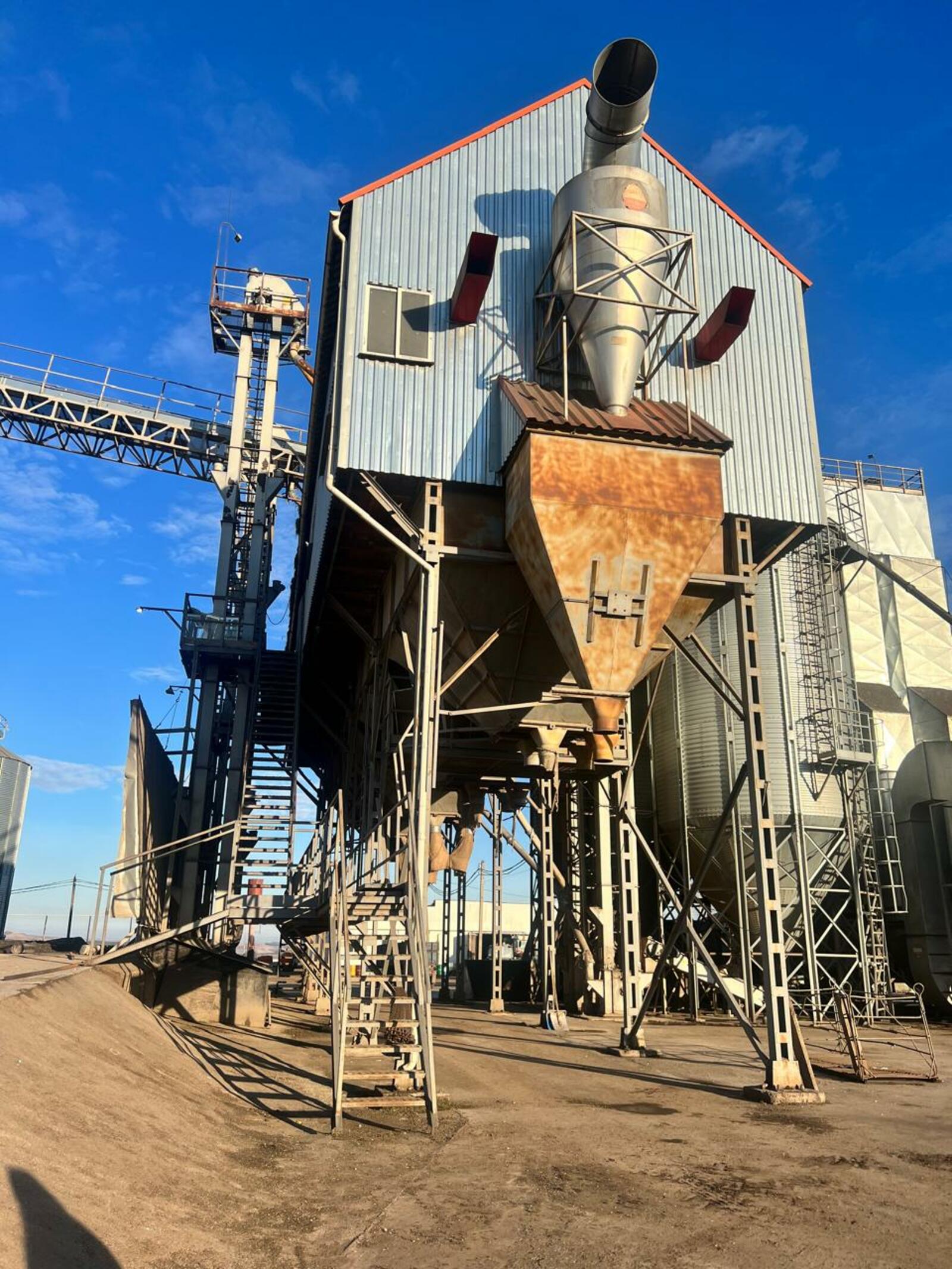 В Башкирии два работника насмерть отравились в бункере для зерна