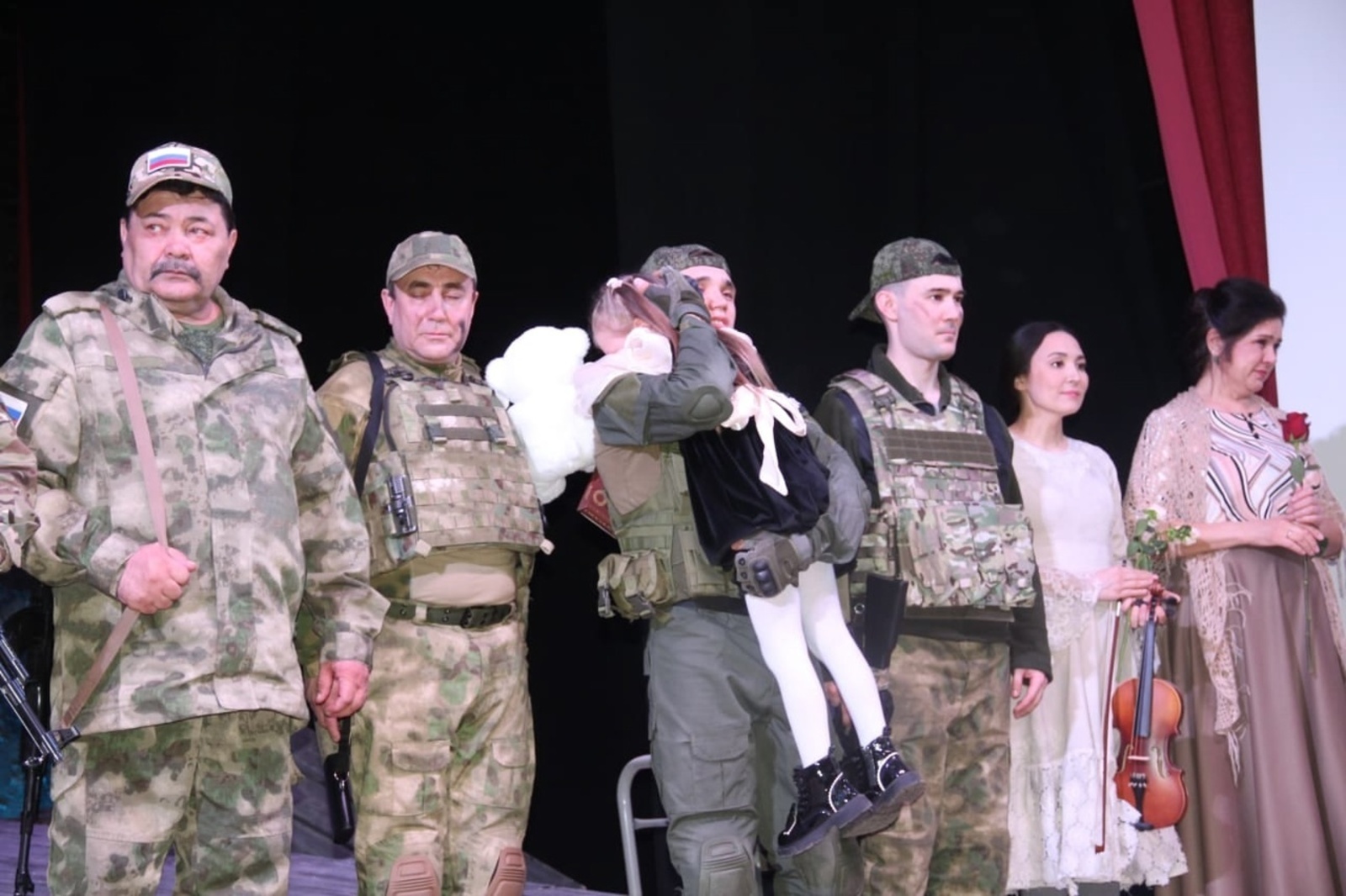 Дочь погибшего на СВО бойца бросилась на сцену к актёру, сыгравшему её отца