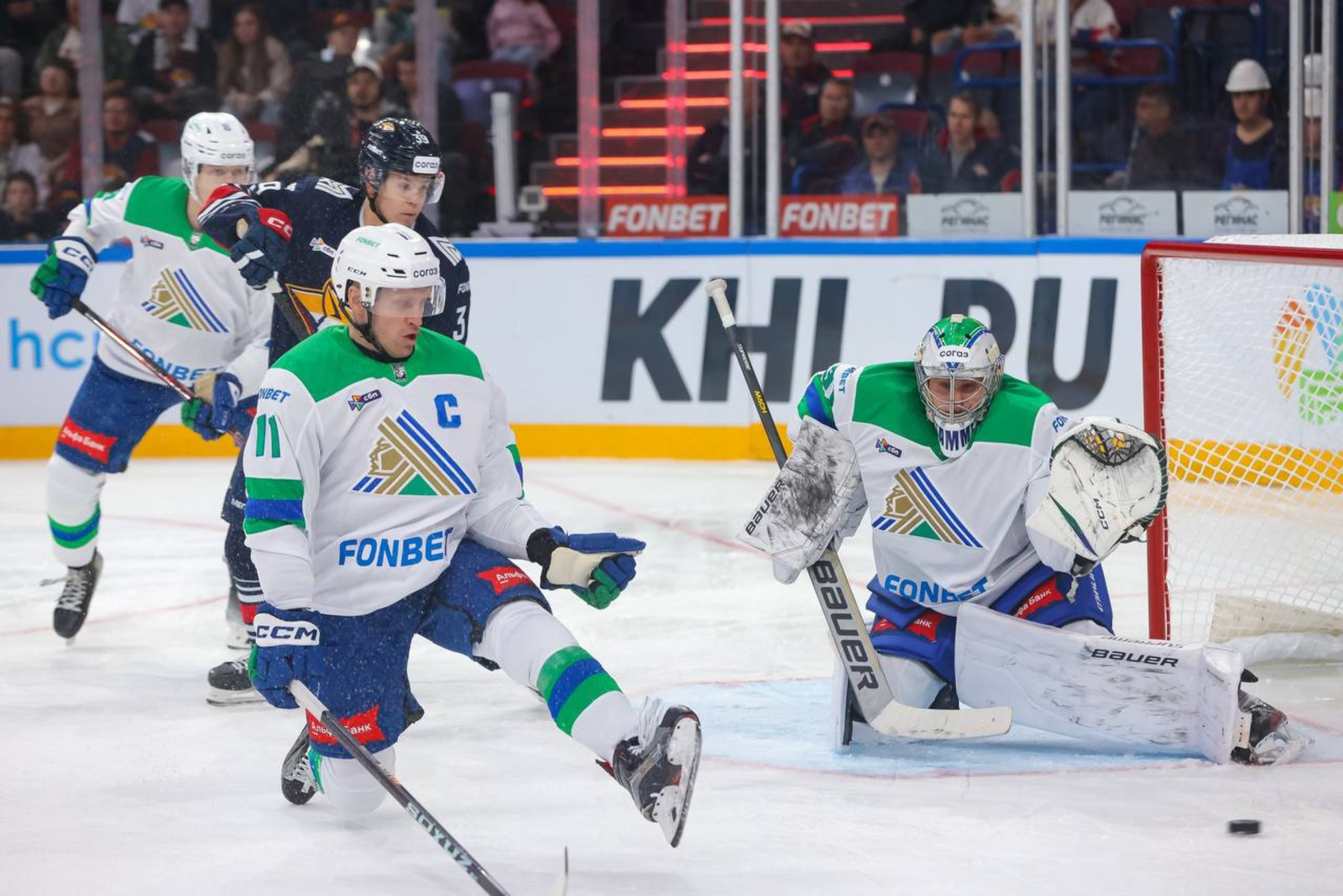 пресс-службы ХК «Салават Юлаев» Иногда и капитан команды Григорий Панин (№11) может отбивать шайбы по-вратарски.