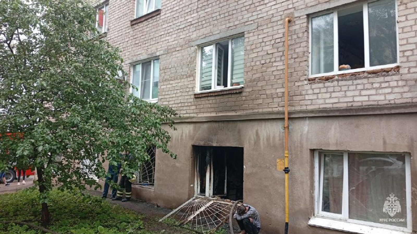 В Уфе в жилом доме загорелся цокольный этаж