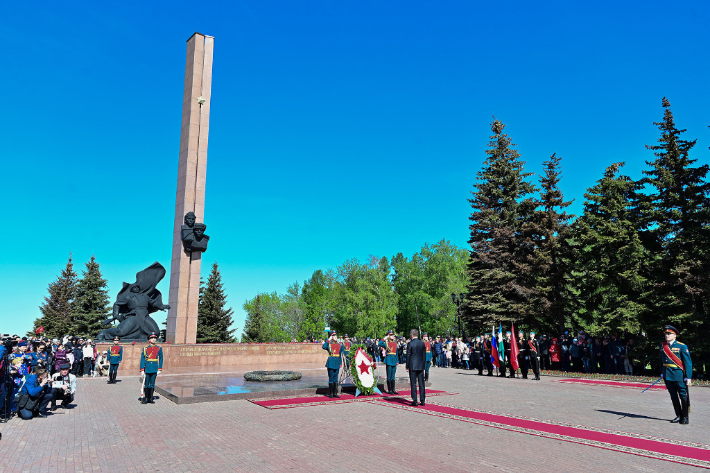 Радий Хабиров возложил цветы к памятнику Минигали Шаймуратову и Вечному огню