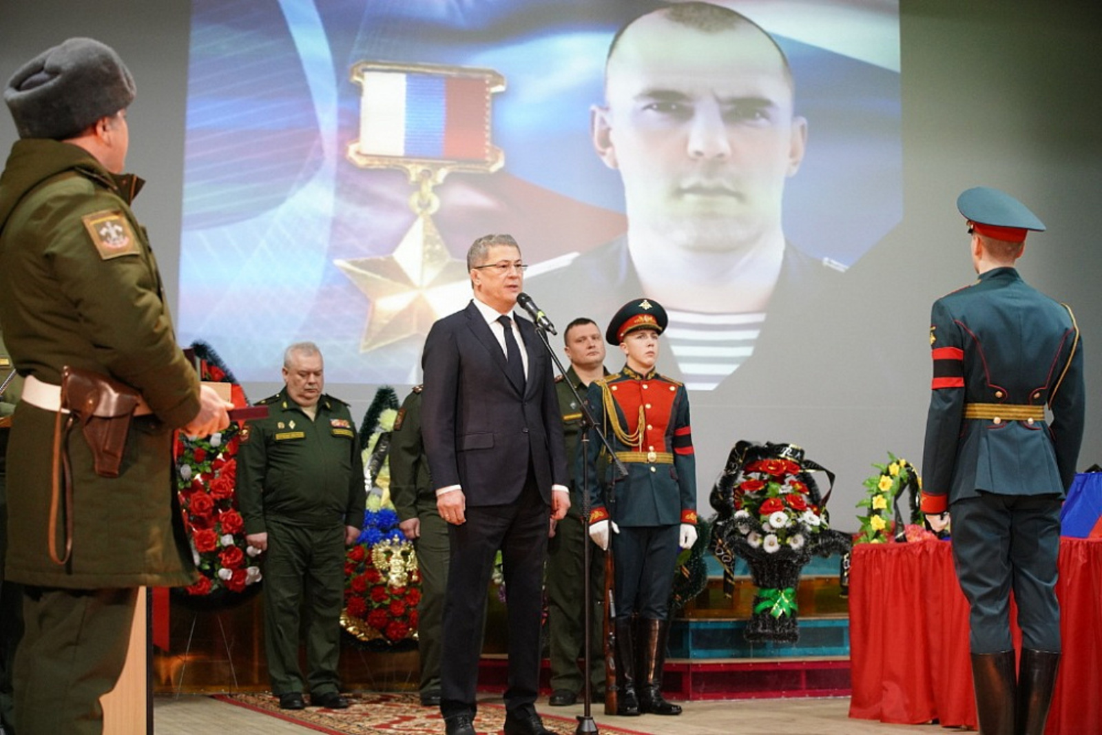Радий Хабиров вручил орден генерала Шаймуратова семье погибшего на СВО Героя России