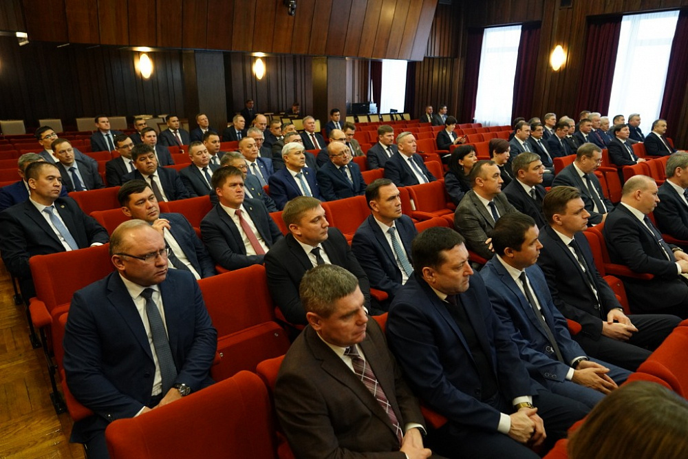 Радий Хабиров поручил муниципалитетам республики поддерживать участников СВО