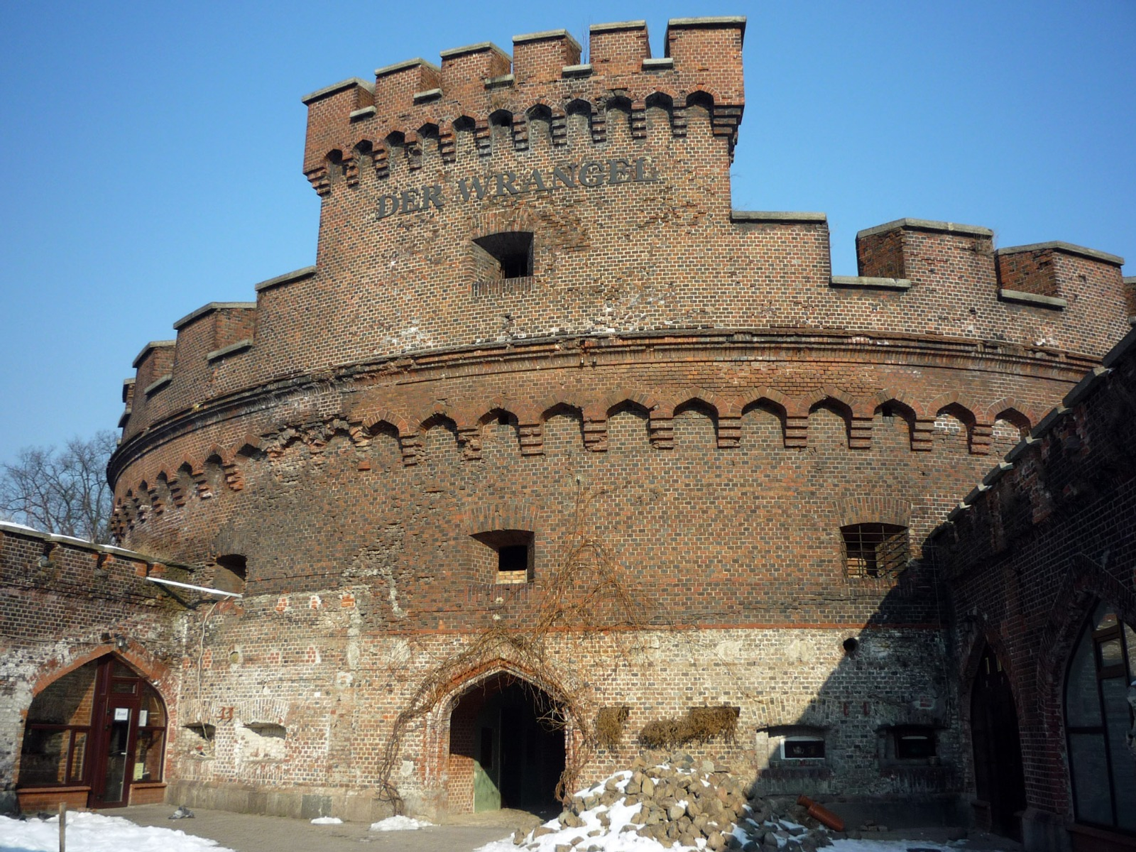 Андрей ЯНКИН  Башня Врангеля, где размещались склады оружия, перешла под контроль наших войск 10 апреля 1945 года.