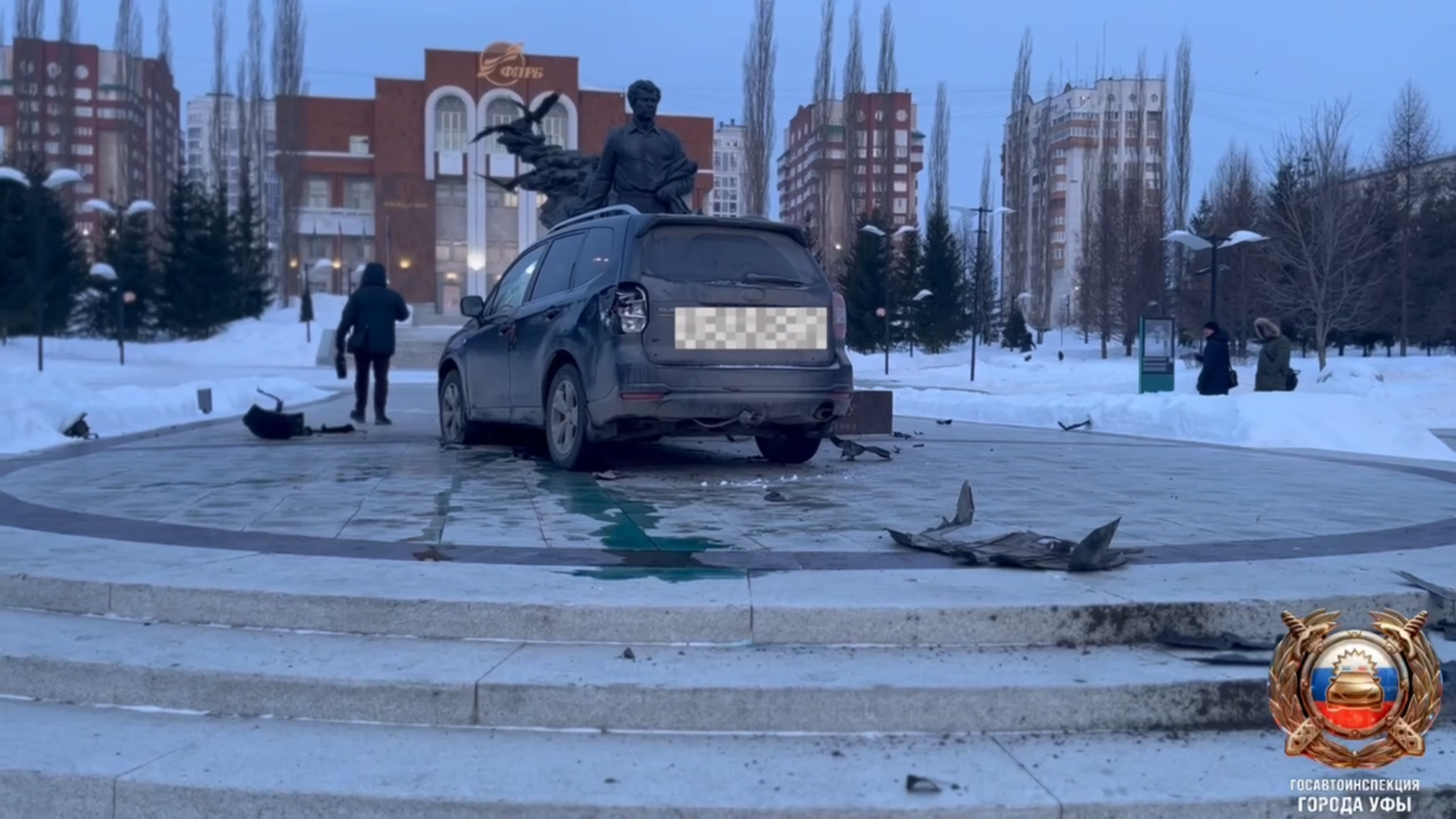 В Уфе водитель врезался в памятник Мустаю Кариму