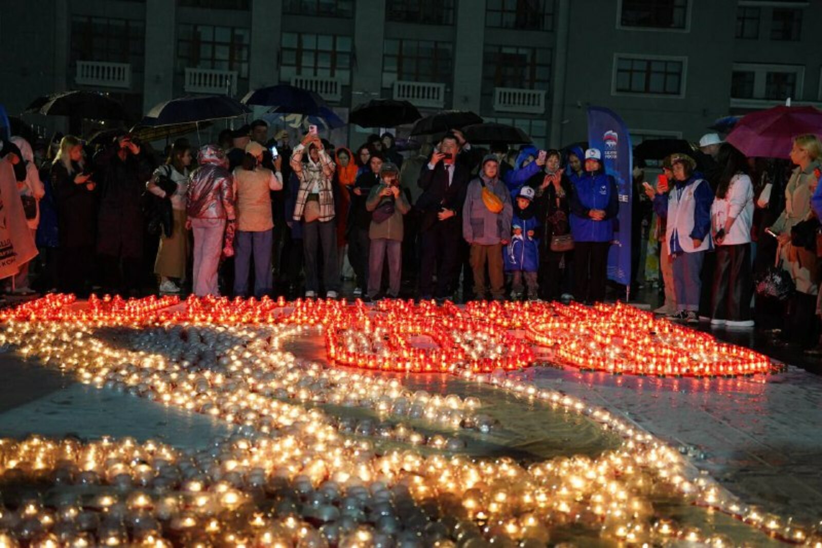 На Советской площади в Уфе студенты зажгли свечи в память о погибших на войне