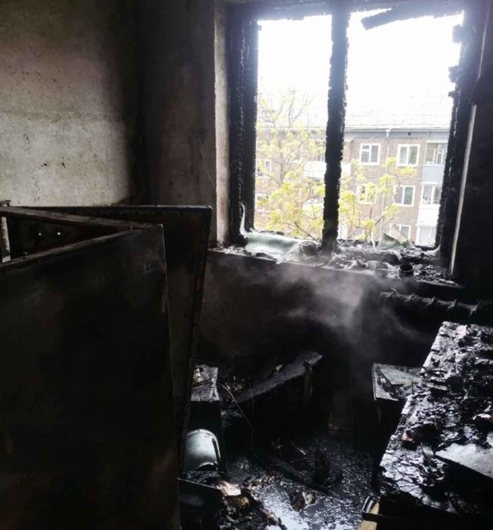 В Уфе пожарные вынесли из огня едва живого мужчину
