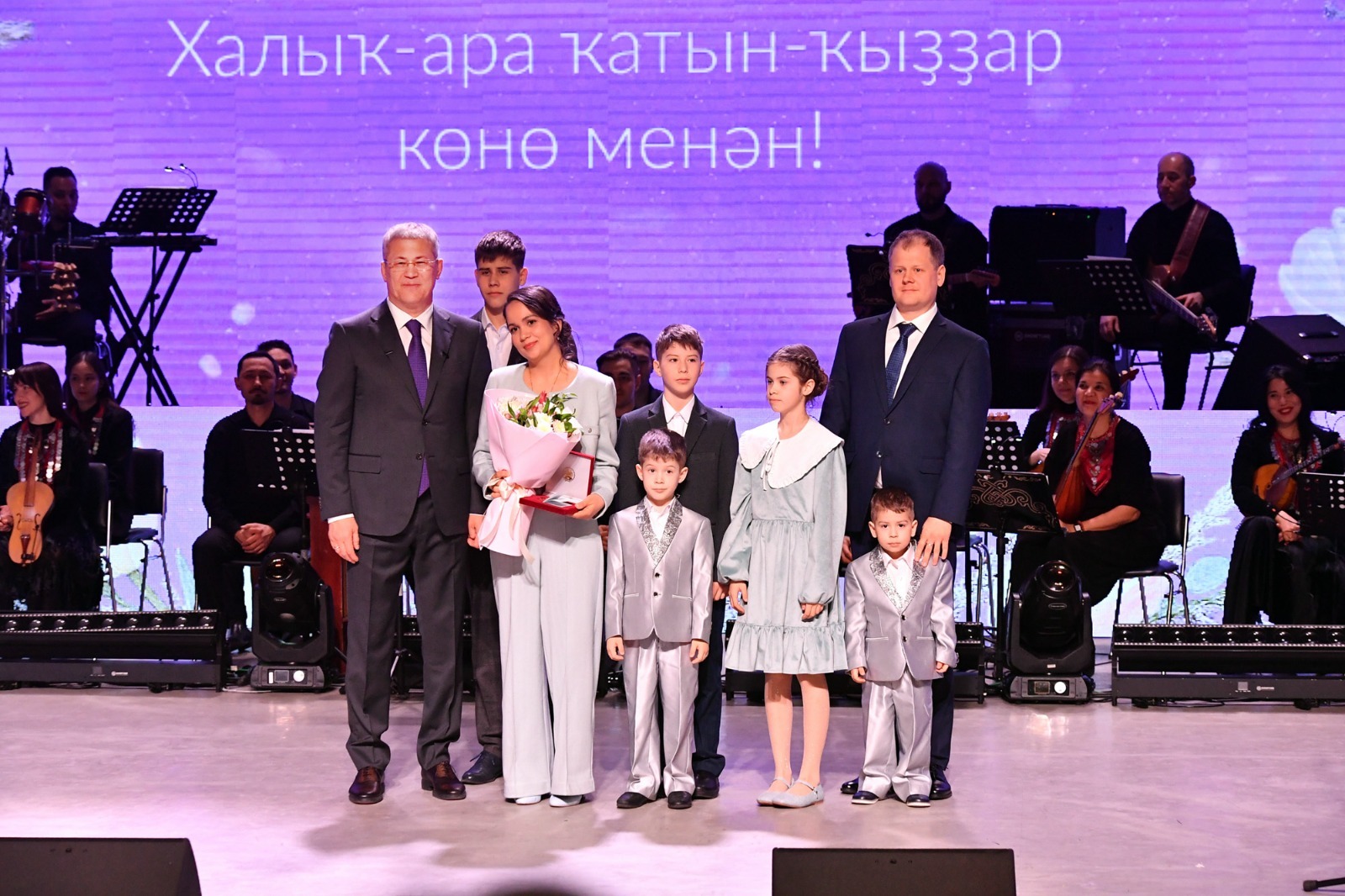 Альберт ЗАГИРОВ  Радий Хабиров отметил многодетную семью Крамеров.