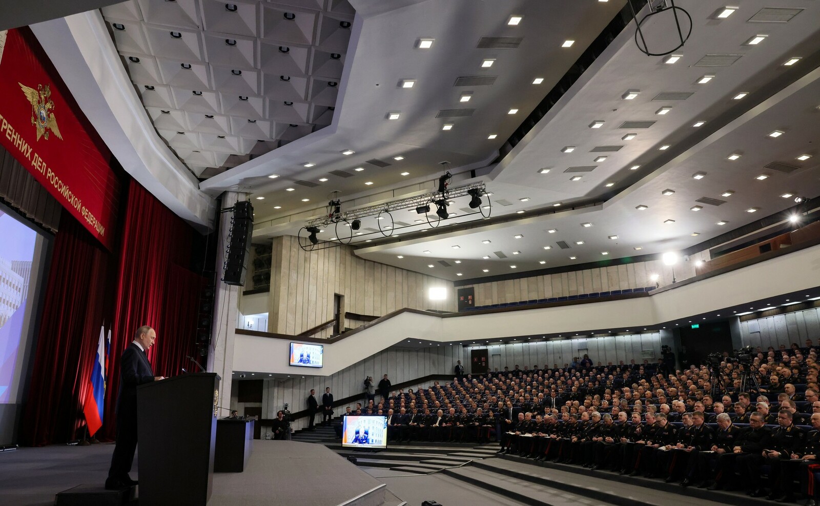 Владимир Путин: Вовлекающие детей в преступления, получат вплоть до пожизненного