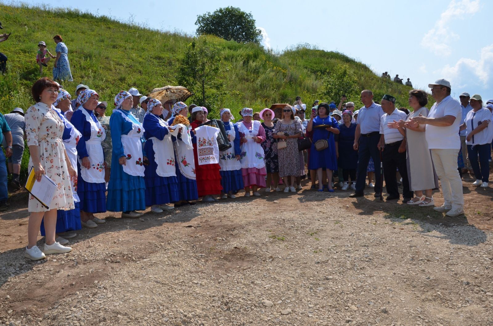 из архива газеты «Аскинская новь» Гостей встречали душевными песнями.