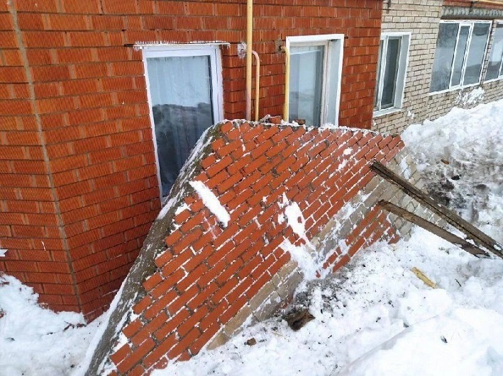 В Башкирии под тяжестью снега рухнул фронтон дома