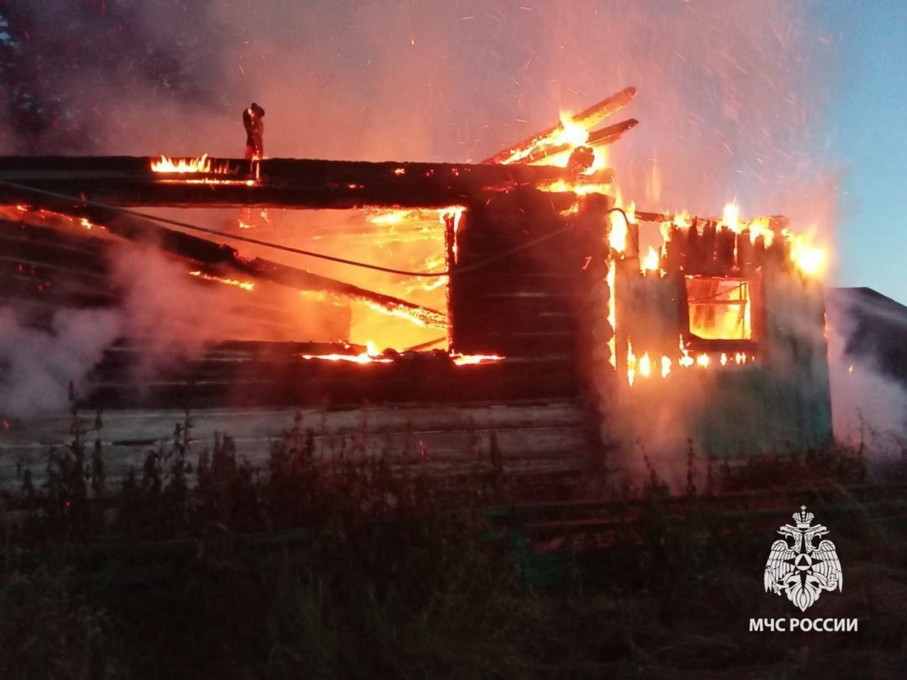 В Башкирии внук с другом успели выбежать из горящего дома, бабушка погибла