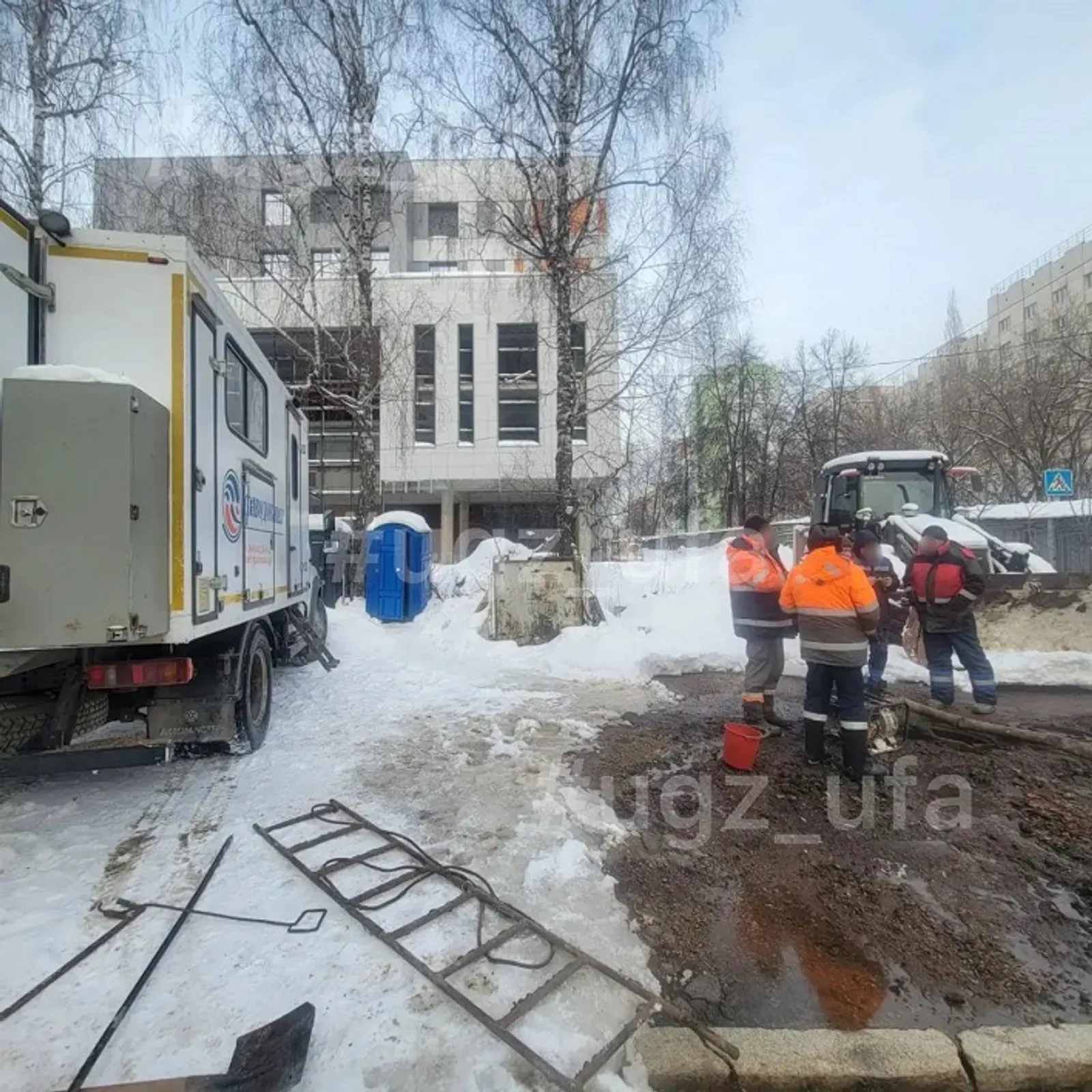 На территории крупной больницы в Уфе прорвало трубу