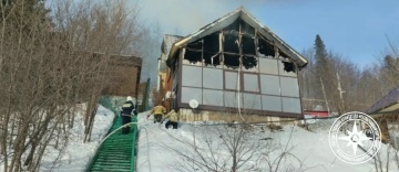 В Башкирии к горящему дому пожарным пришлось пробираться пешком