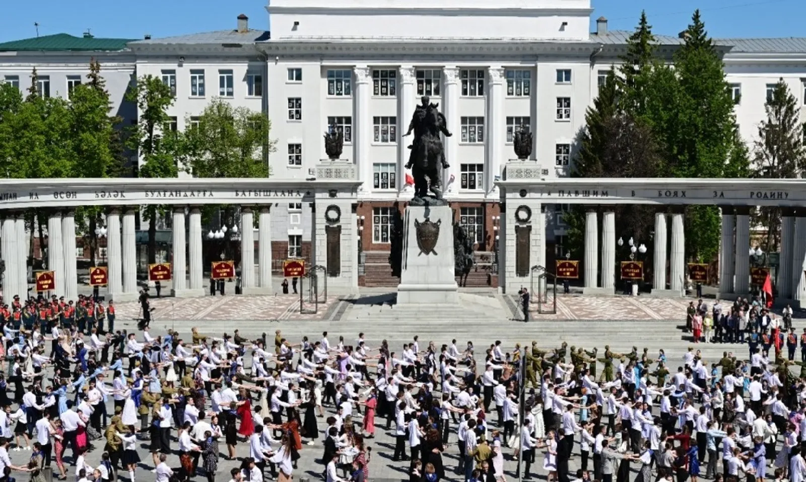 В Уфе молодёжь станцевала «Вальс Победы»