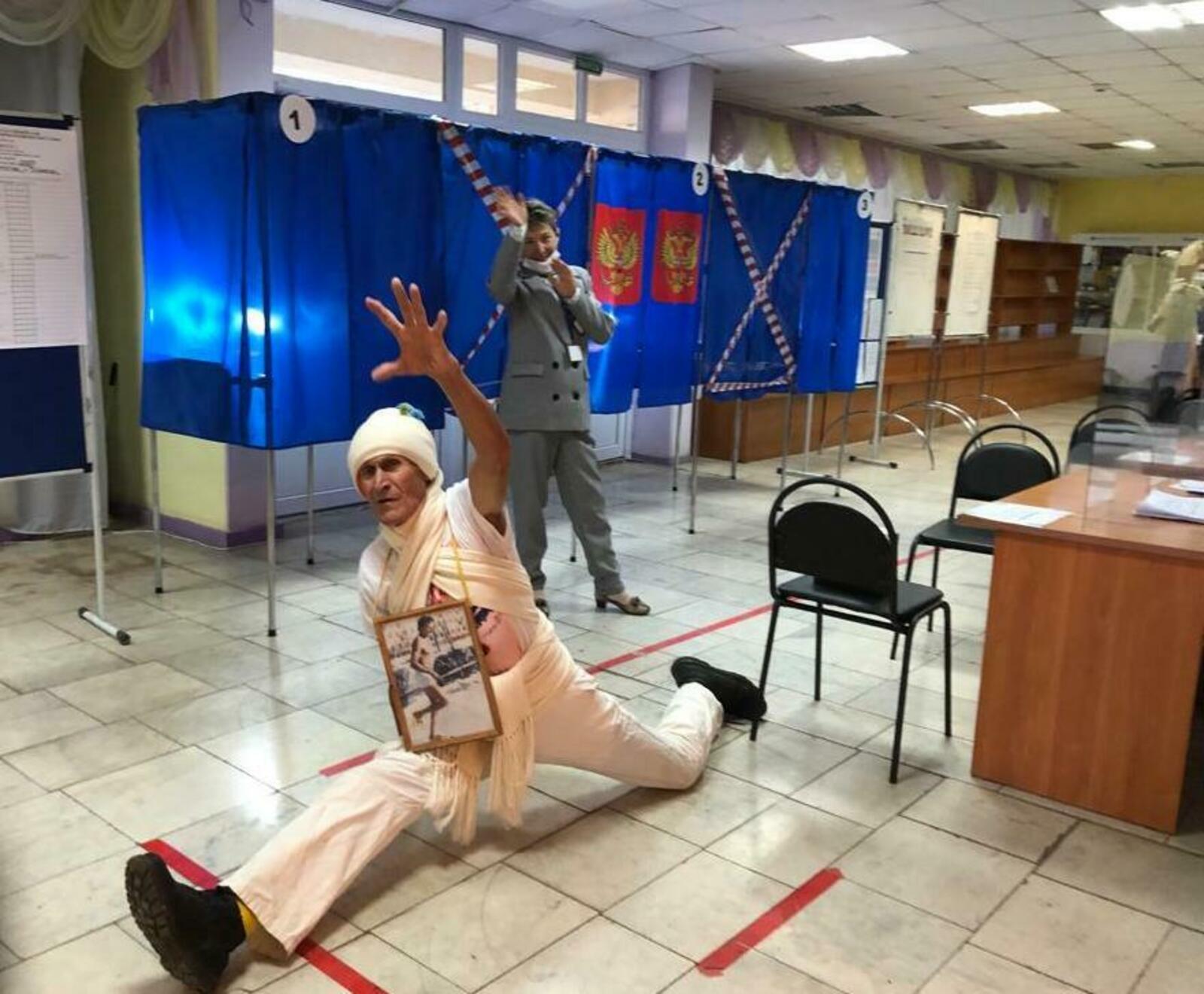 В Башкирии 82-летний избиратель проголосовал и сел на шпагат