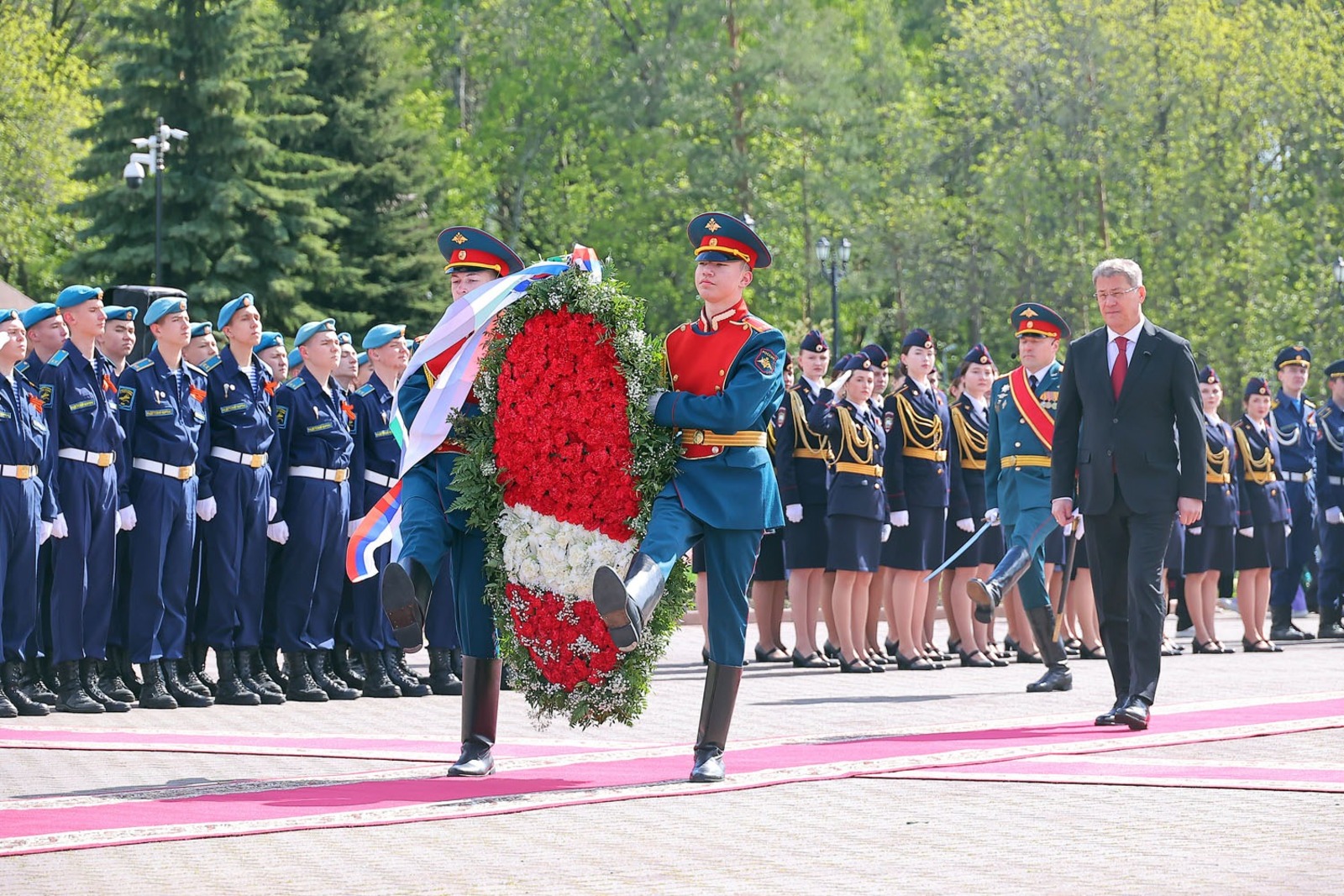 Глава Башкортостана Радий Хабиров возложил цветы к Вечному огню в уфимском парке Победы.