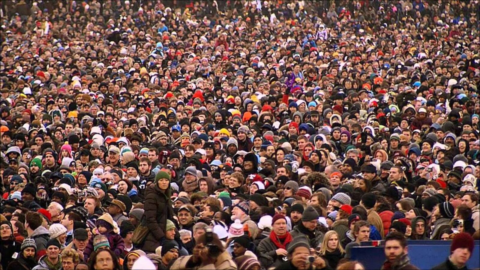 2 5 тысячам жителей. Много людей. Человек толпы. Толпа народа. Осень много людей.