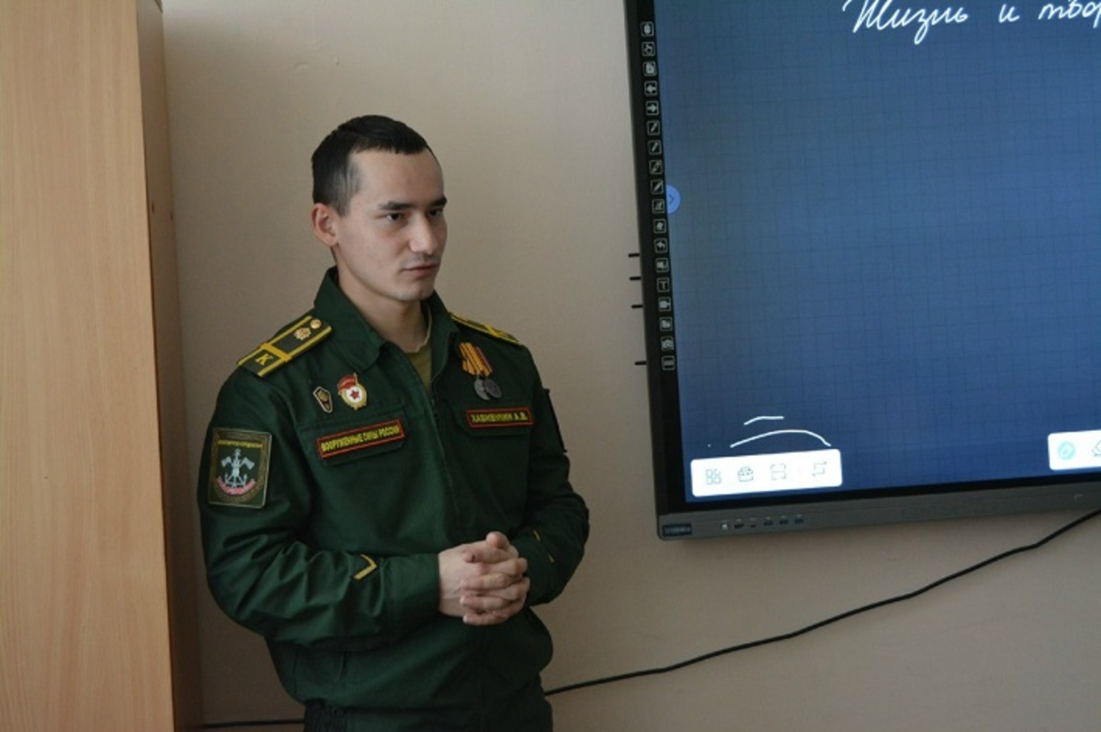 В Уфе участник СВО встретился со студентами училища искусств