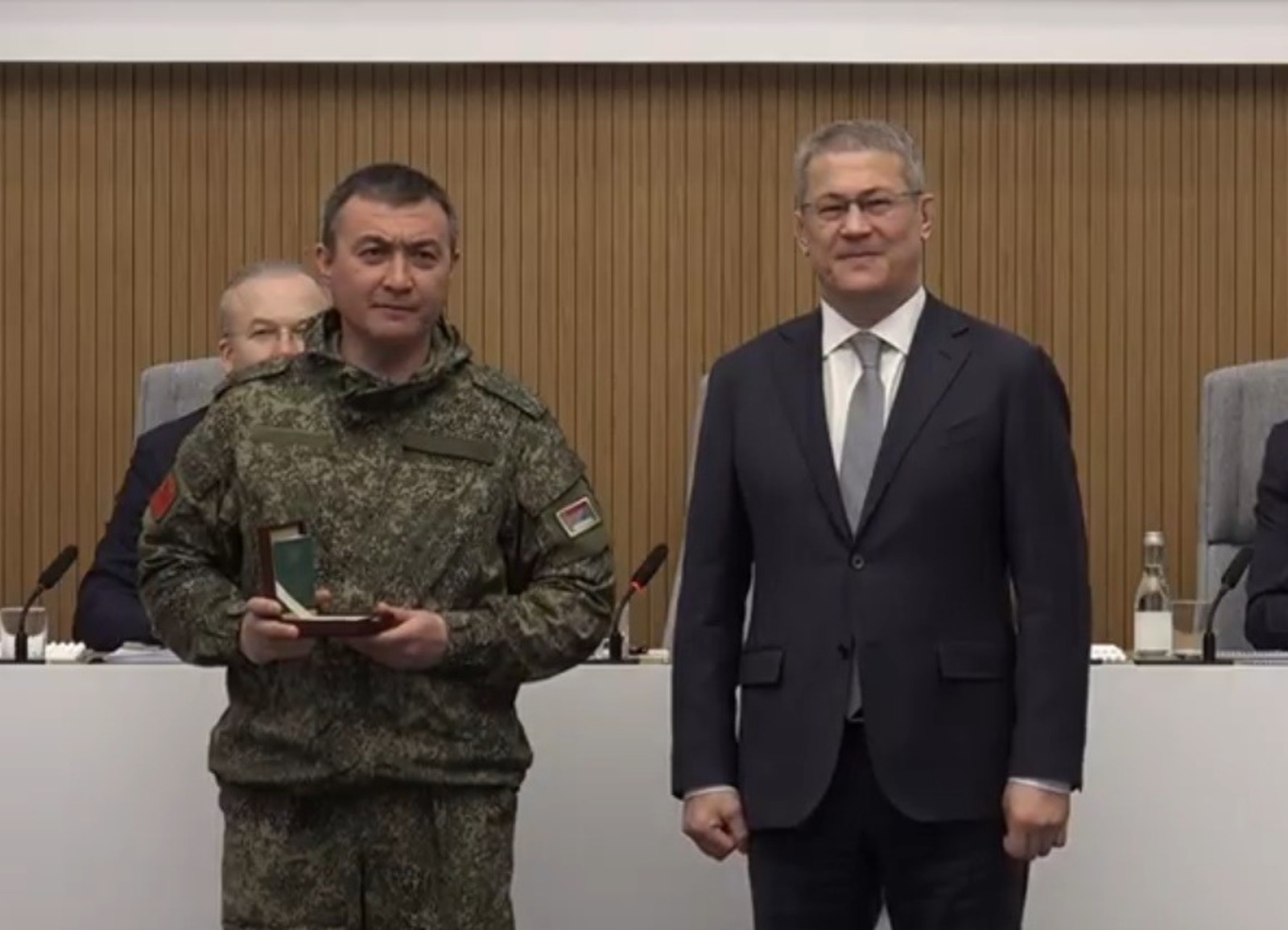 Глава Башкирии наградил участников СВО орденами на оперативном совещании правительства