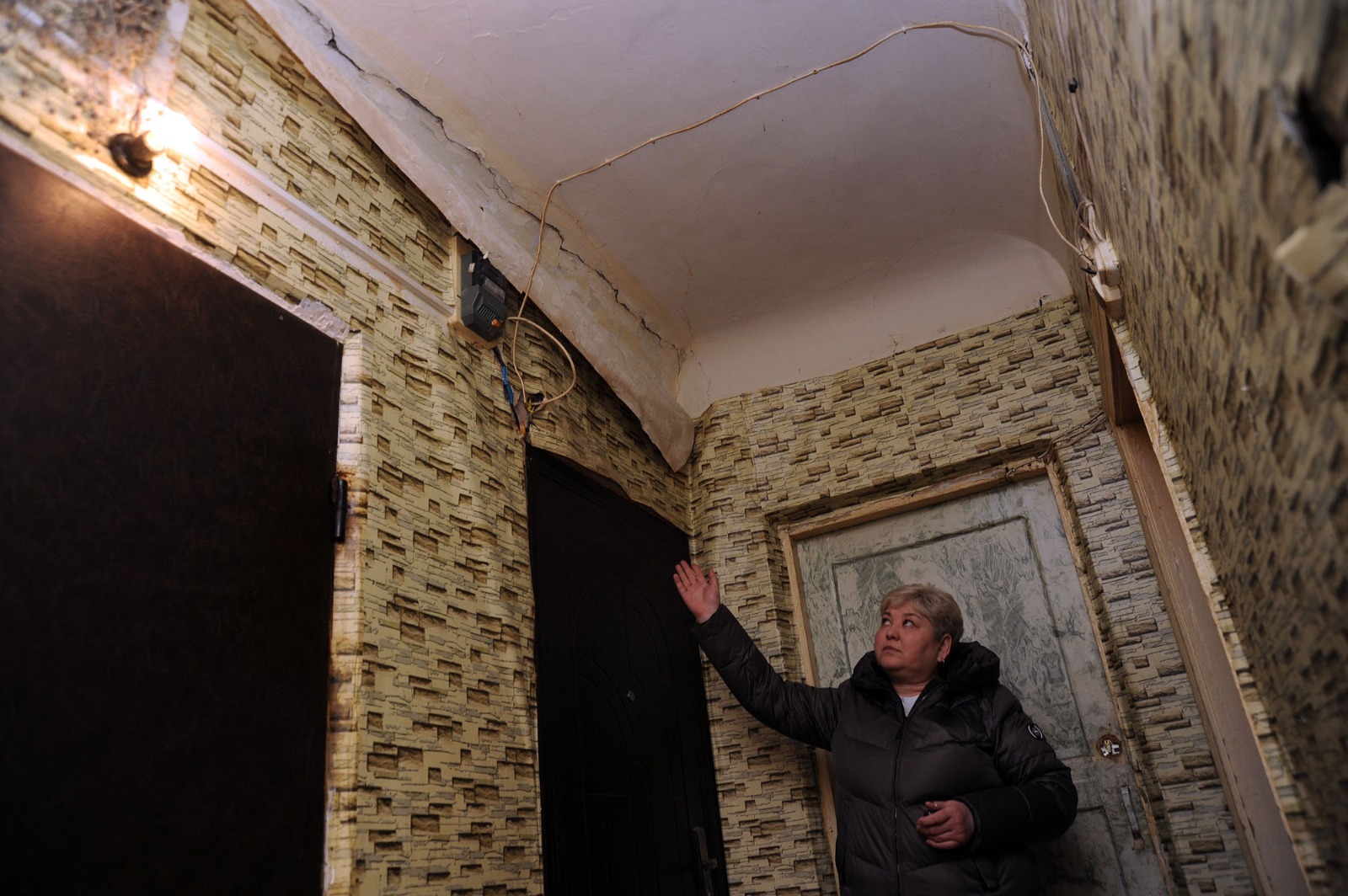 Ринат РАЗАПОВ  Гульнара Петрова демонстрирует трещины на потолке.