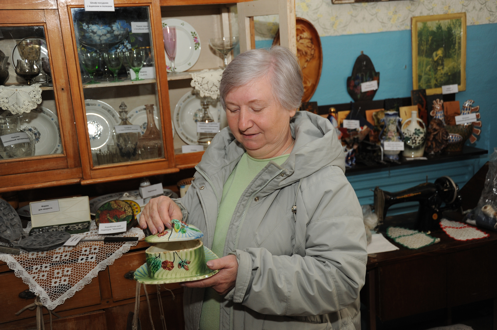 Ринат РАЗАПОВ  Активистка Марина Поздеева демонстрирует старинную утварь.