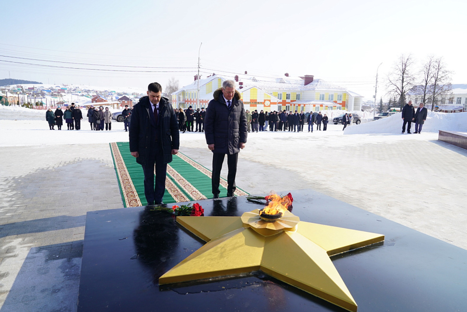 Глава Башкирии возложил цветы к мемориалу в селе Верхние Татышлы